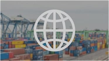 Containerhafen mit blauen Kraenen im Hintergrund